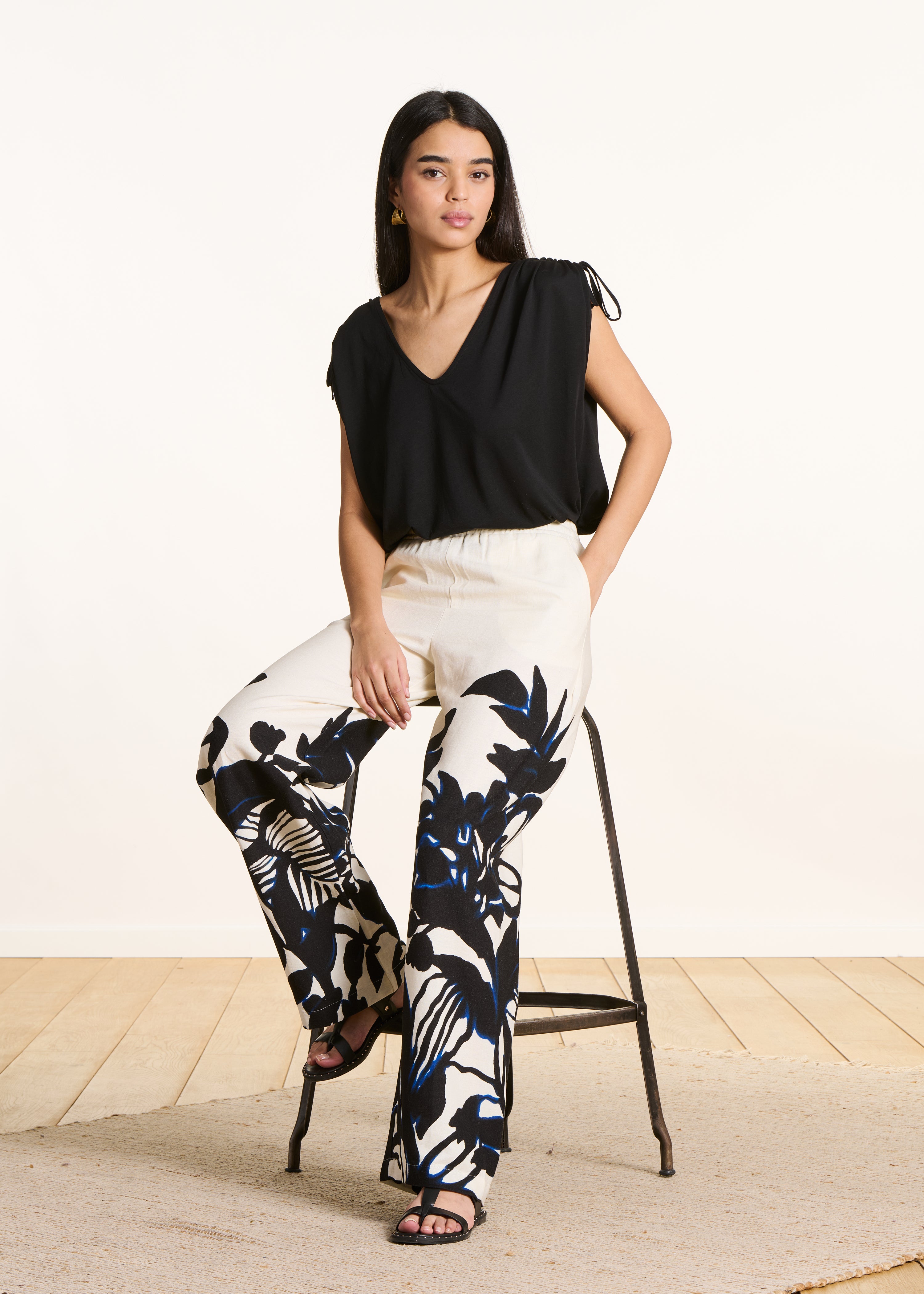 la-f-e-marabout-e-demeris-hose-ecru-schwarz-floral image 1