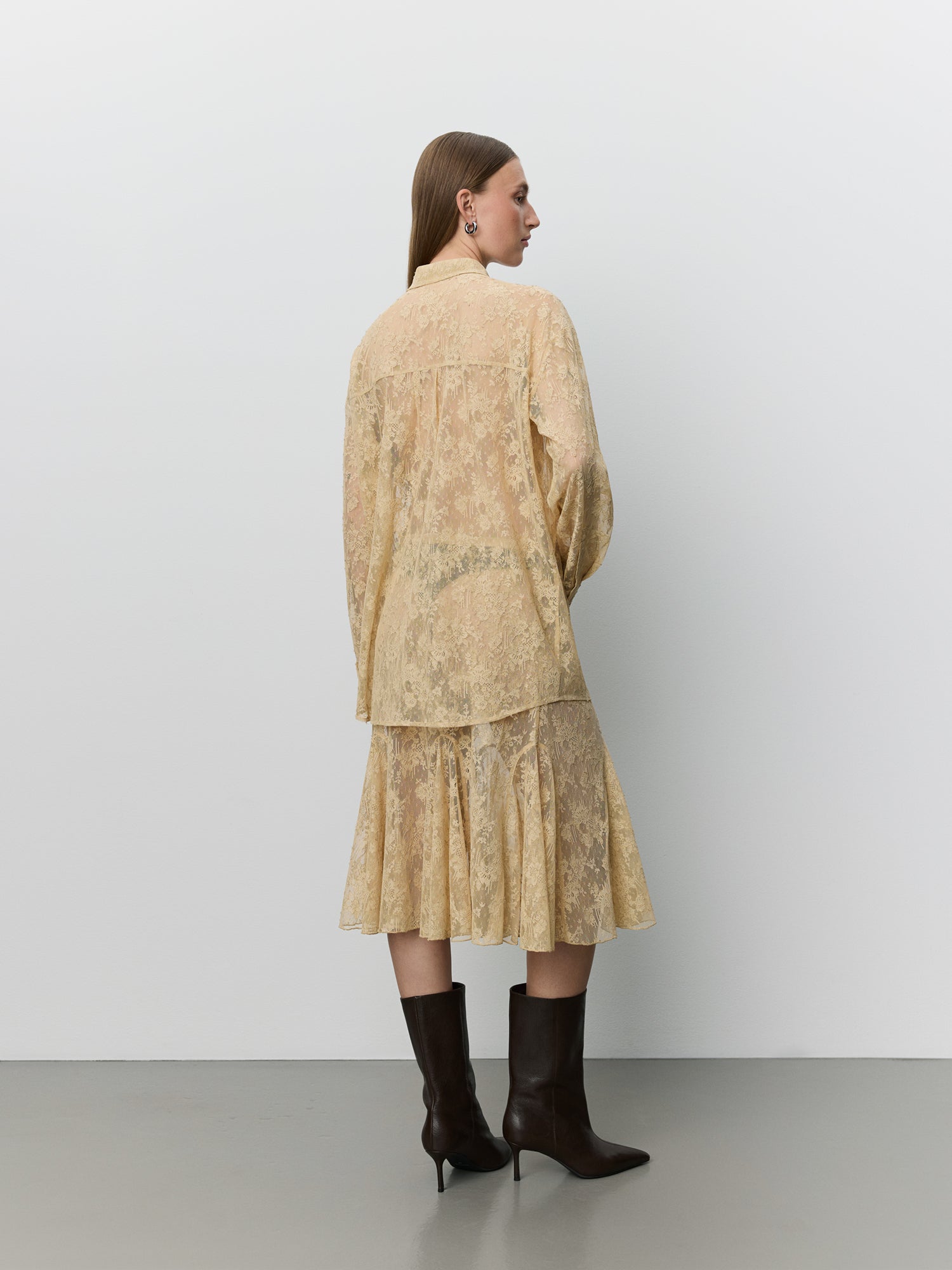sofie-schnoor-women-sylvinesw-bluse-sand-spitze-oversize image 4