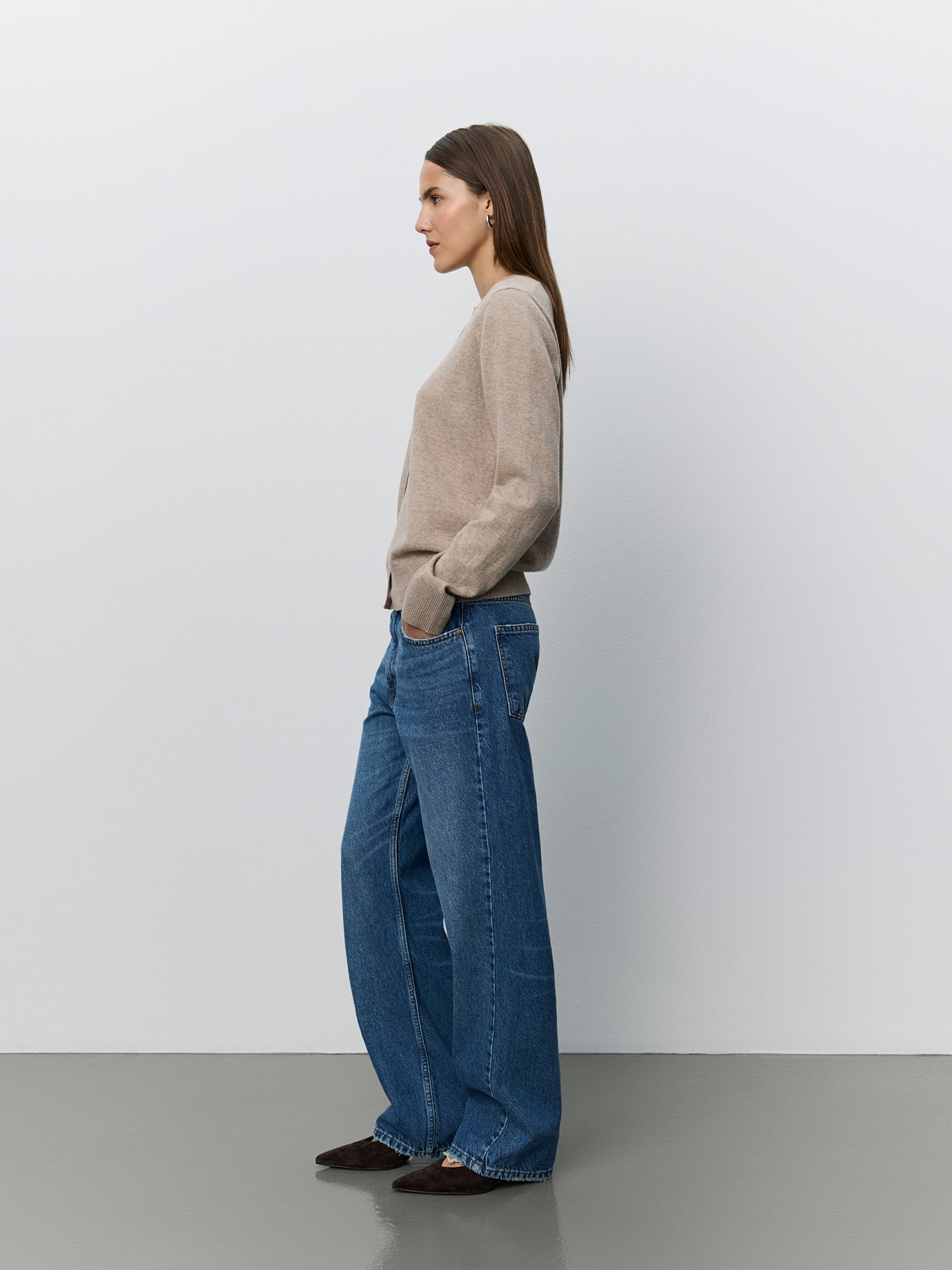 sofie-schnoor-women-cissesw-cardigan-braun-wolle-knopf image 3