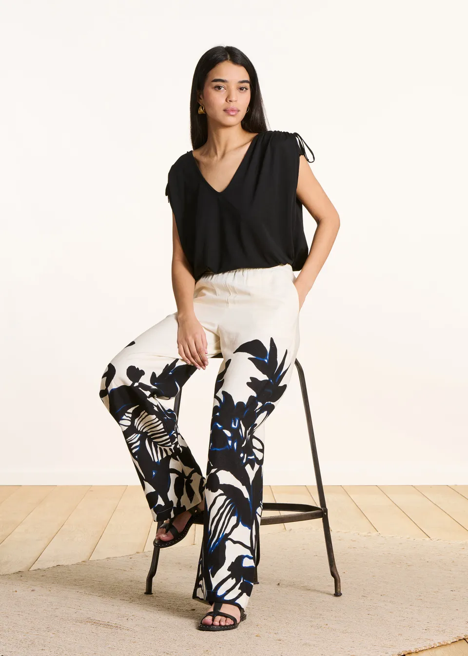 la-f-e-marabout-e-demeris-hose-ecru-schwarz-floral image 1