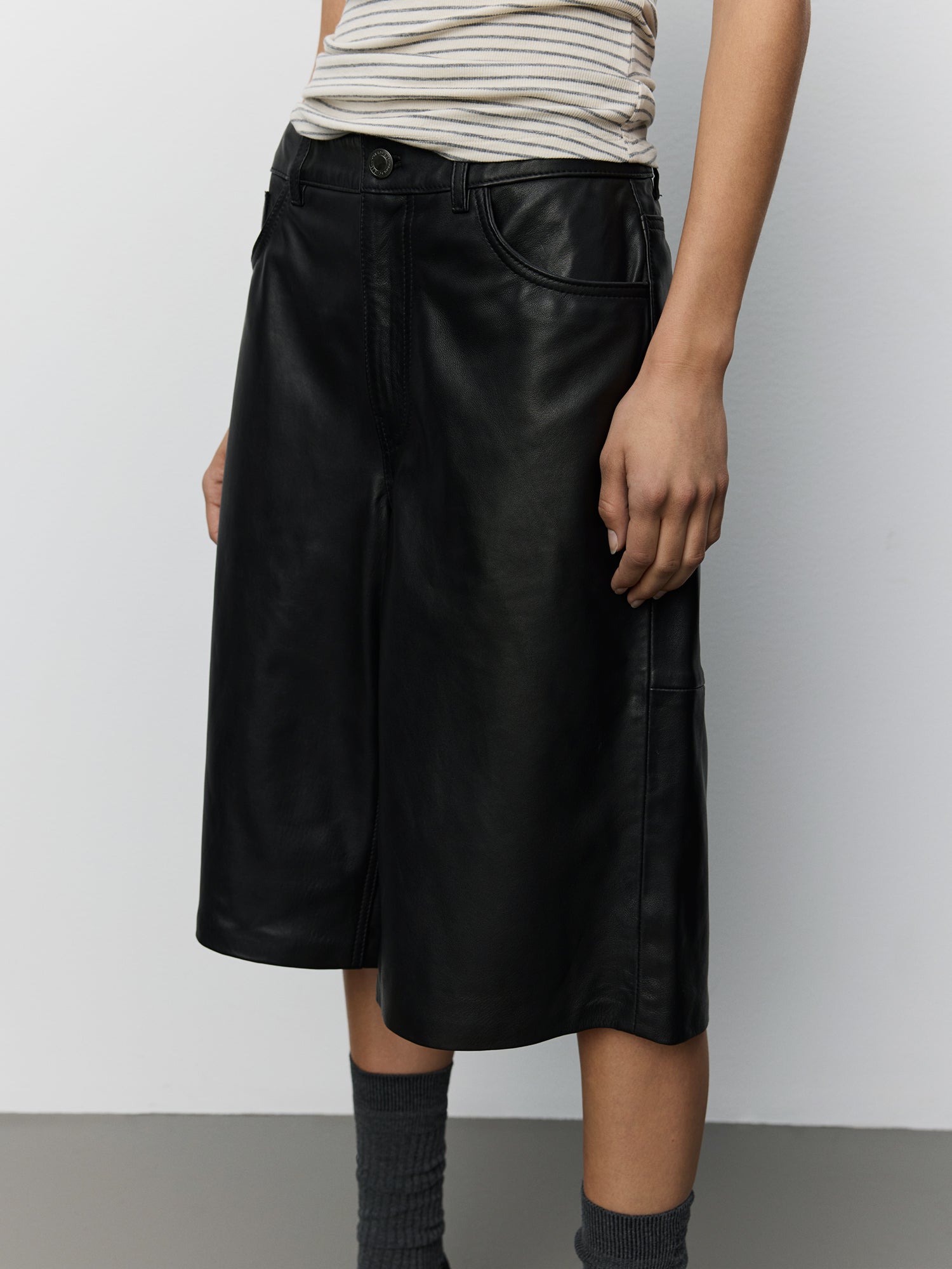 sofie-schnoor-women-vokesw-leder-shorts-schwarz-lammleder image 6