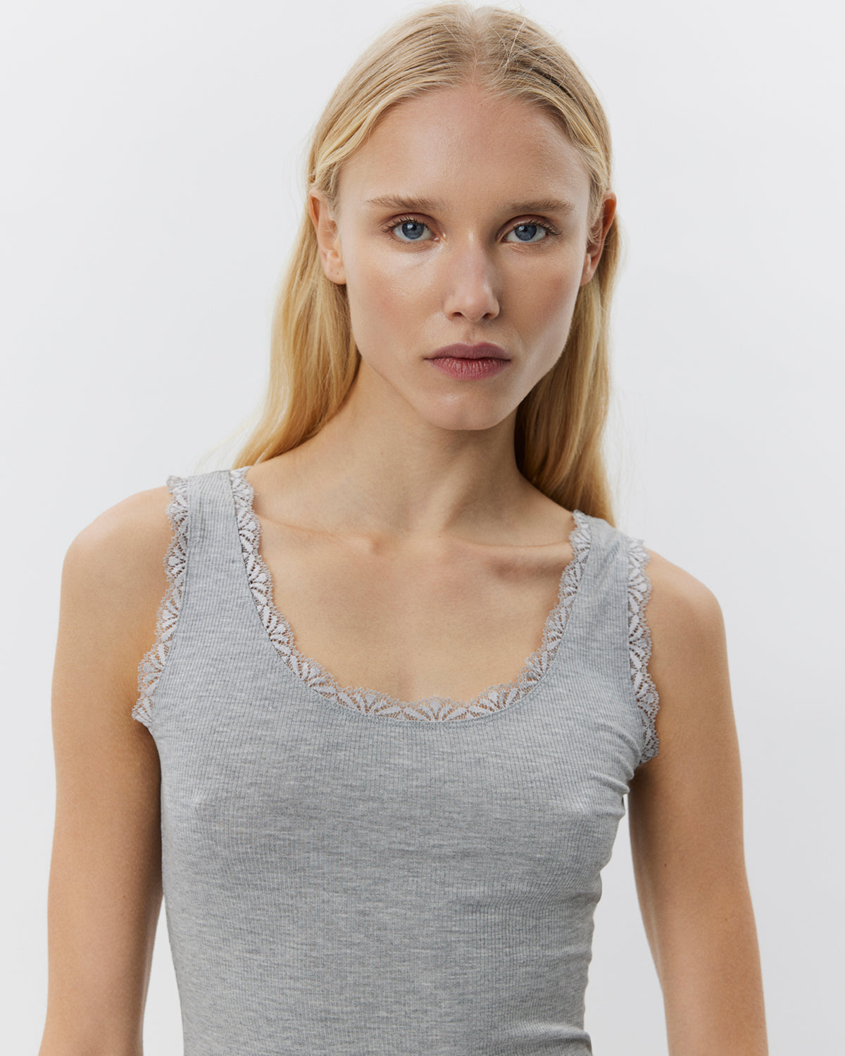 sofie-schnoor-ulrikkesw-top-grau-spitze-slim-fit image 3