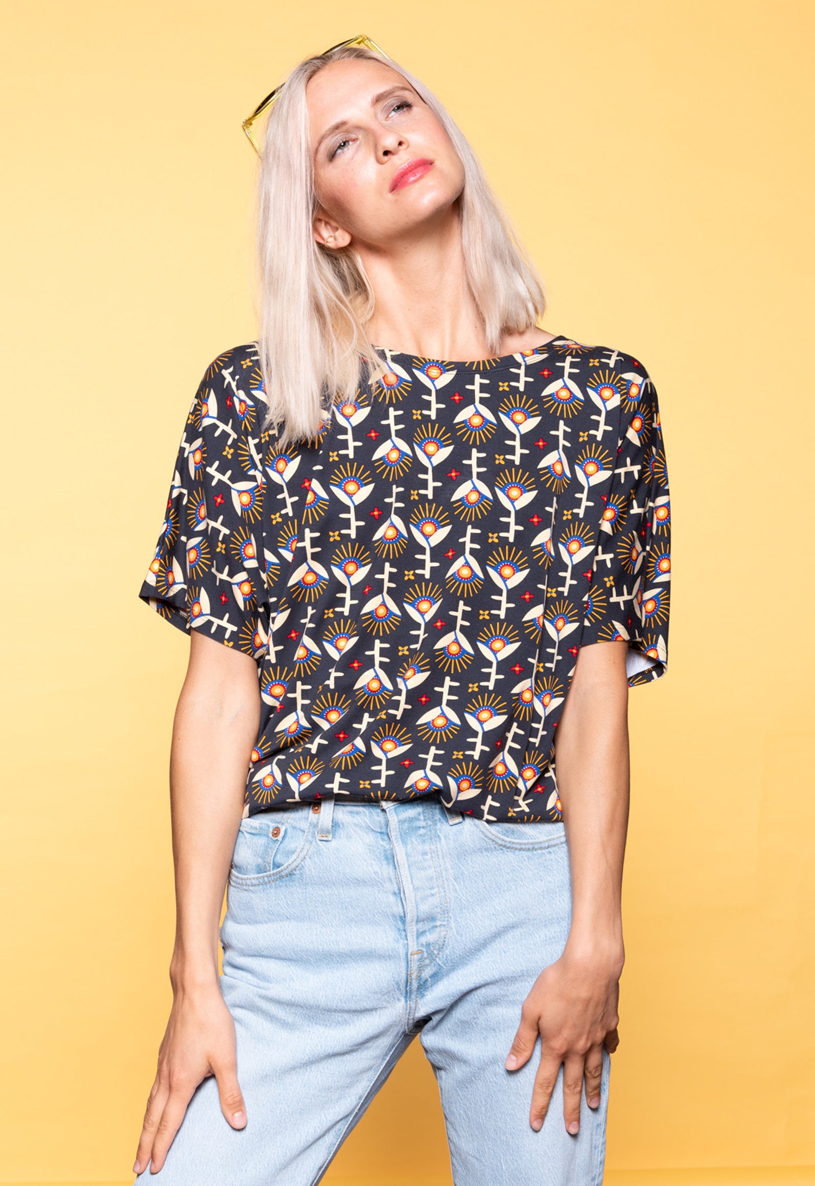 moshiki-dress-i-101-s26top-v2-top-viskose-midnight-sunshine image 3