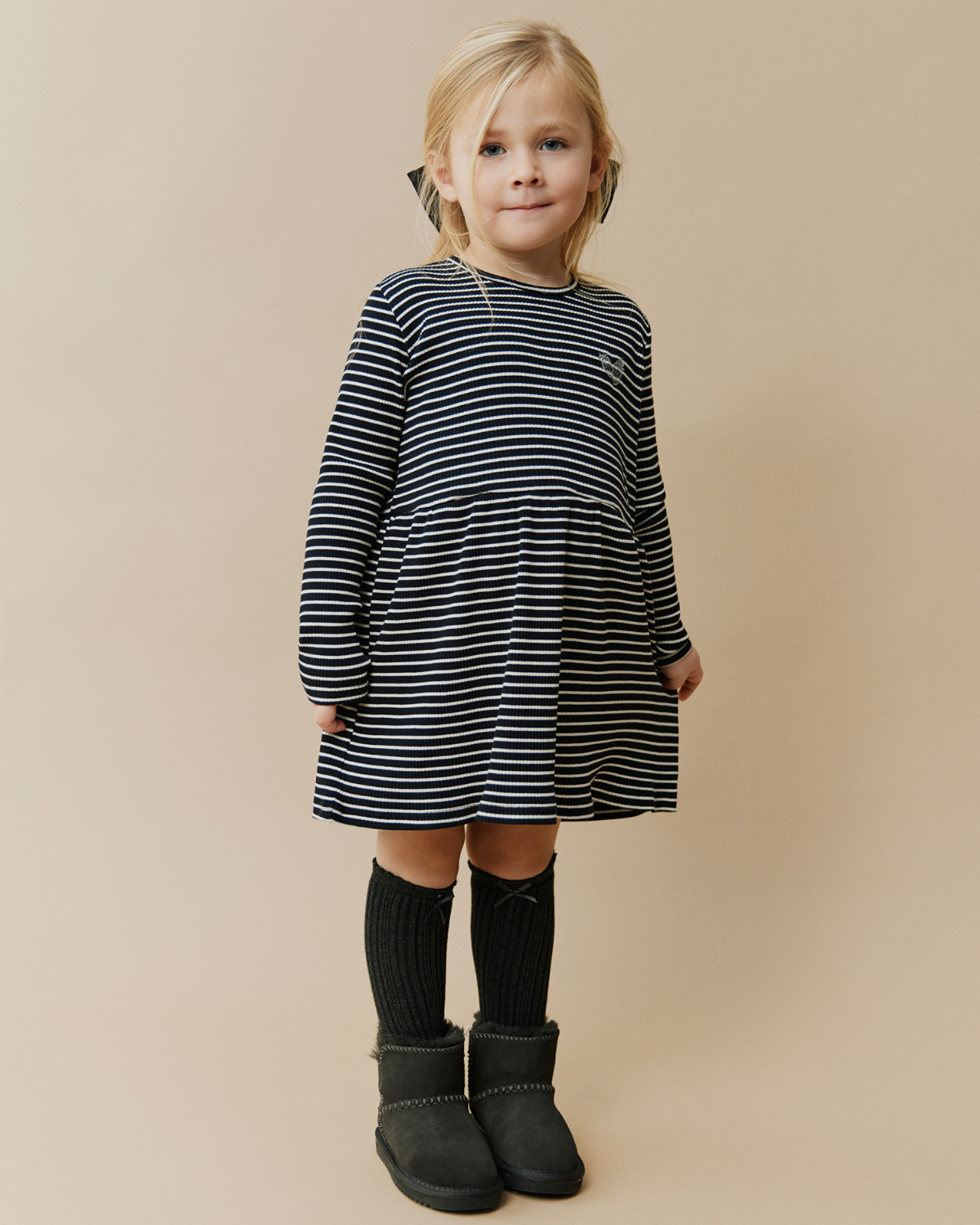 sofie-schnoor-kids-berrask-kleid-schwarz-gestreift-erdbeeren image 2