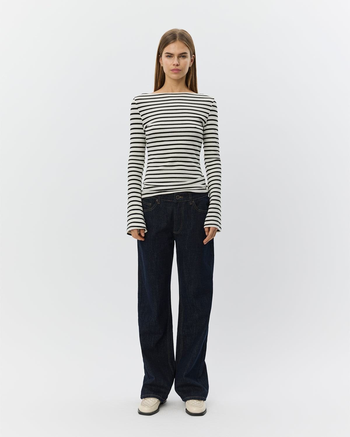 sofie-schnoor-cecesw-langarmshirt-wei-gestreift-bootsausschnitt image 2