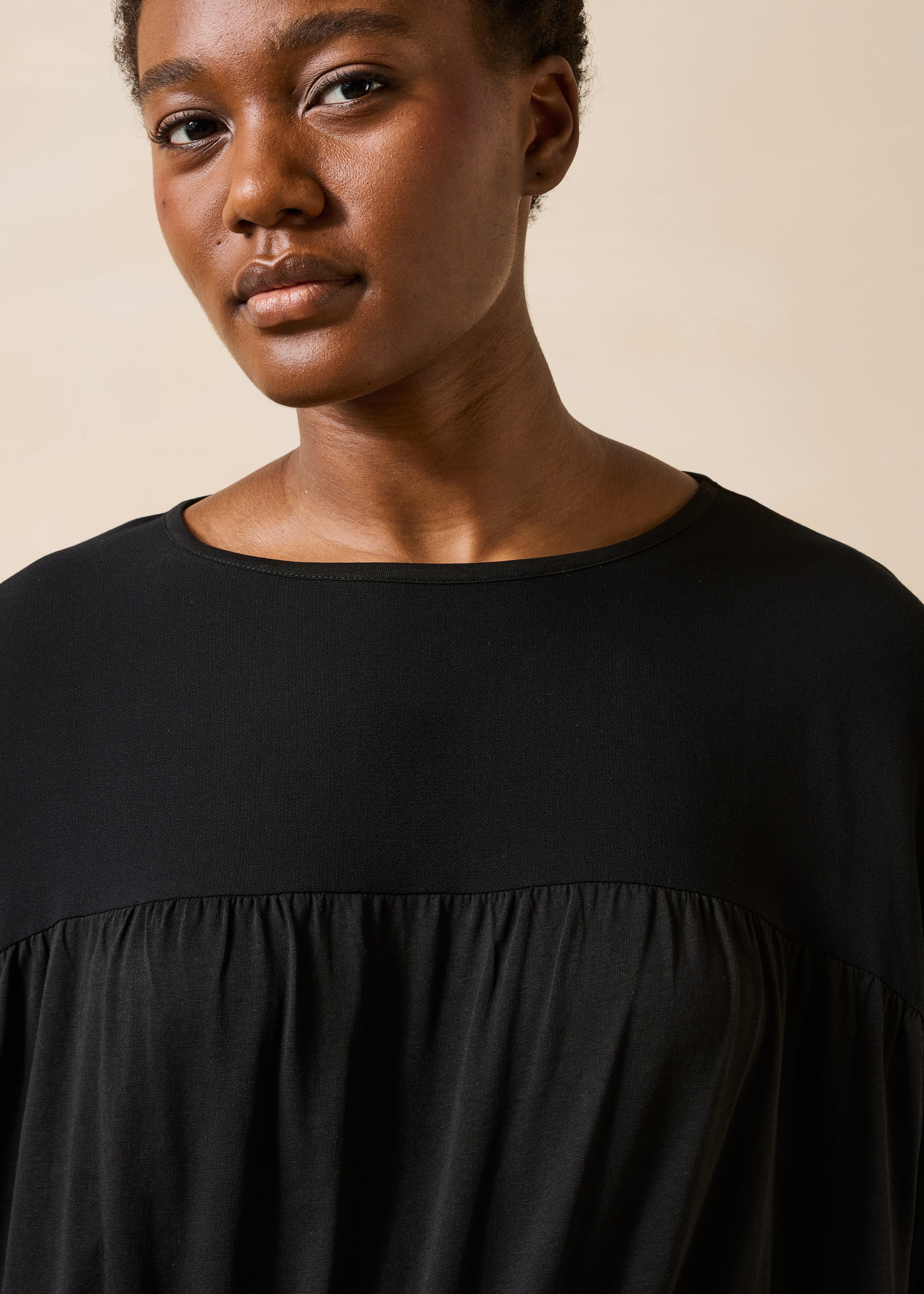 la-f-e-marabout-e-golette-t-shirt-schwarz-boot-ausschnitt image 5
