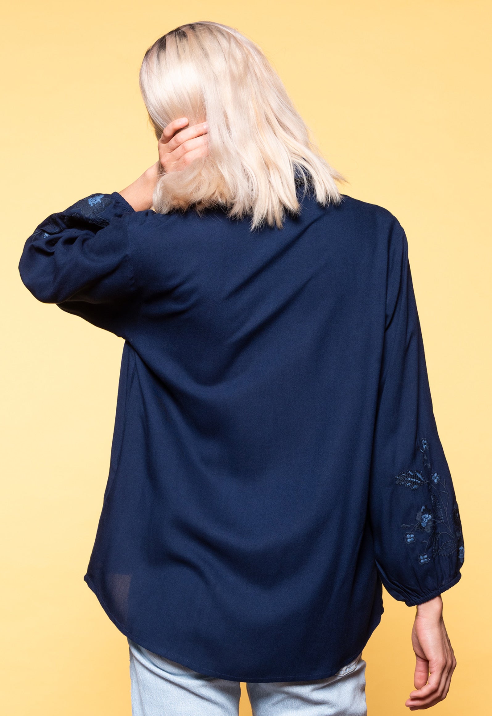 moshiki-s26top-sr5-hemdbluse-stickerei-wei-rayon image 7