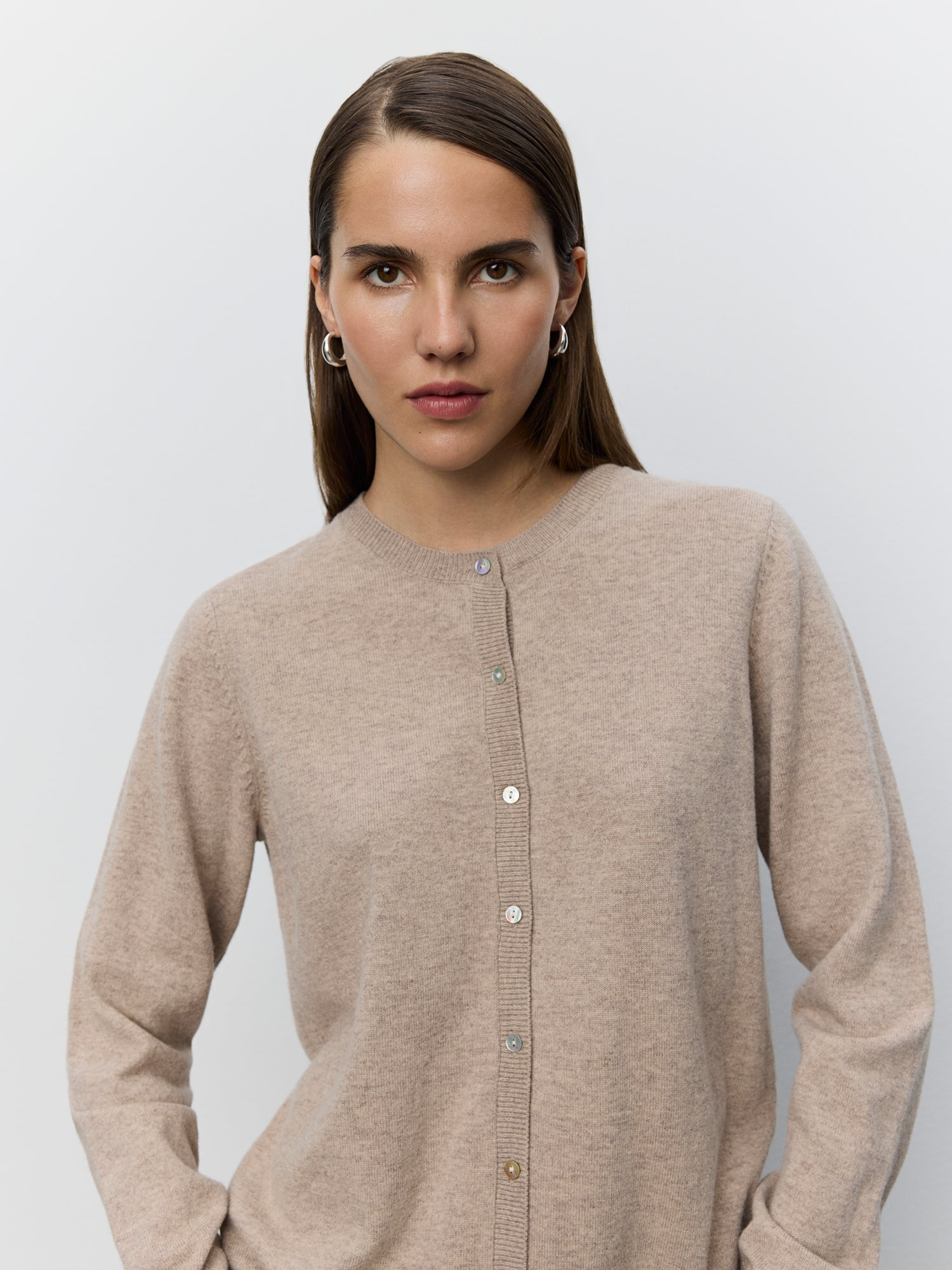 sofie-schnoor-women-cissesw-cardigan-braun-wolle-knopf image 5
