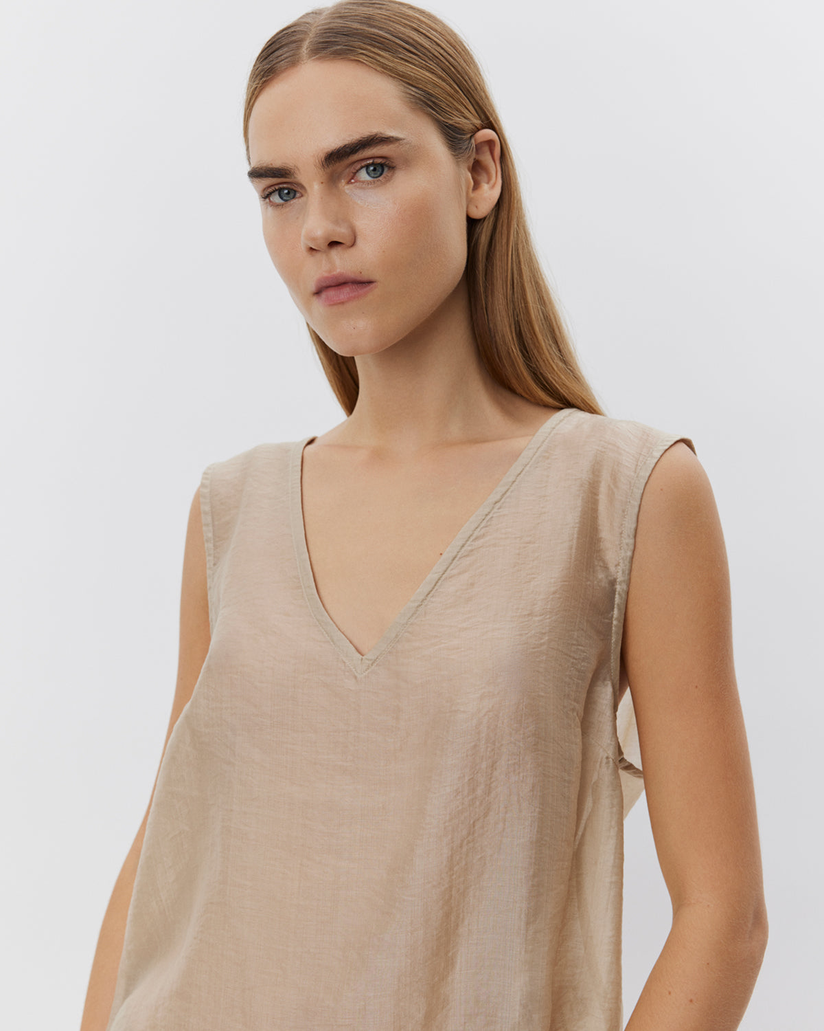 sofie-schnoor-women-bonniesw-top-beige-lyocell-v-ausschnitt image 8