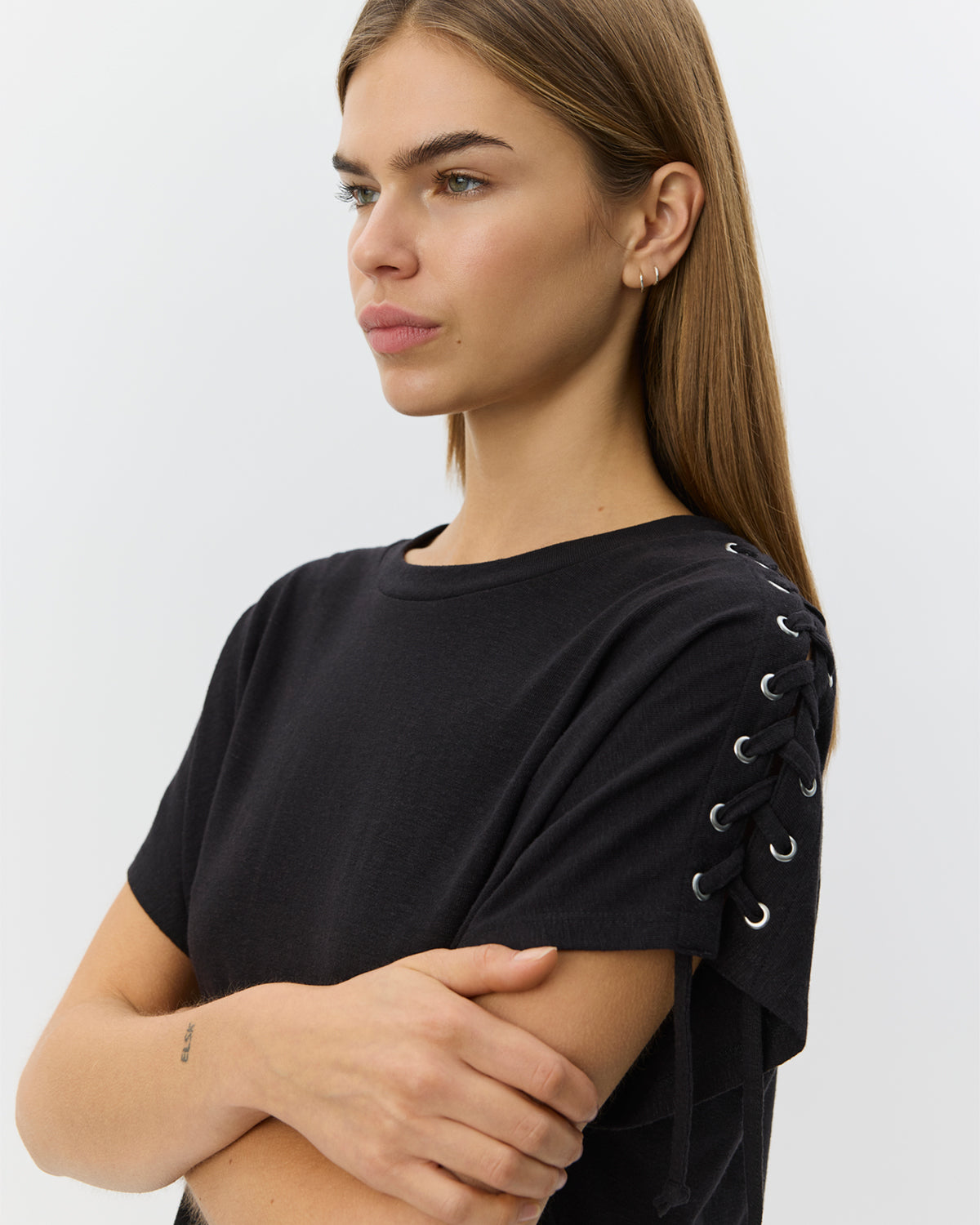 sofie-schnoor-women-aleidsw-t-shirt-schwarz-leinenmix image 5