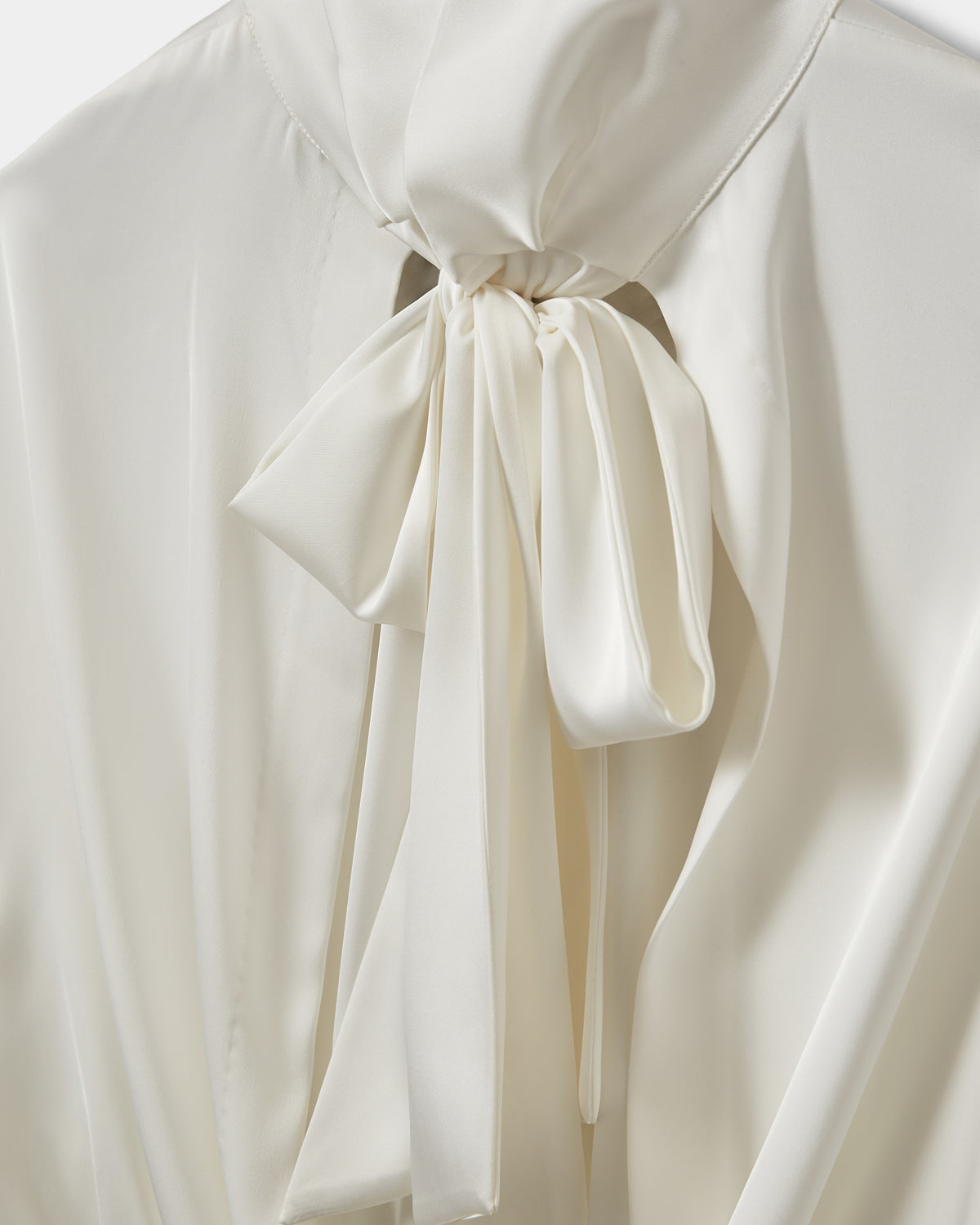 sofie-schnoor-ambersw-satin-bluse-off-white-ballon-rmel image 7