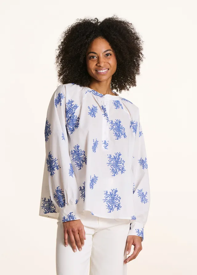 la-f-e-marabout-e-eji-bluse-ecru-blau-stickerei-oversize image 1