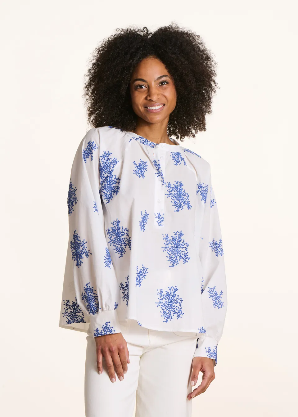 la-f-e-marabout-e-eji-bluse-ecru-blau-stickerei-oversize image 1