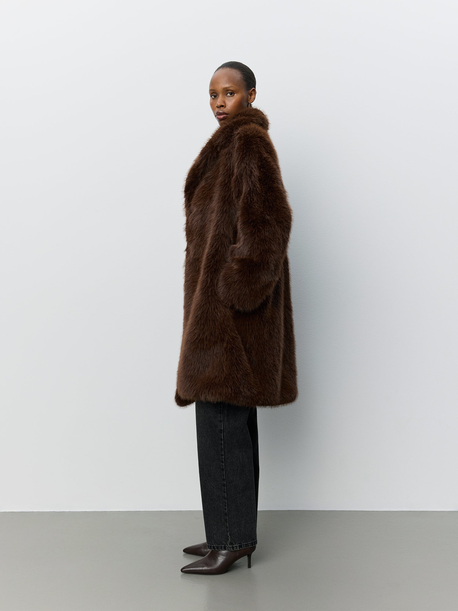 sofie-schnoor-larissasw-kunstfell-jacke-braun-36-lang image 3