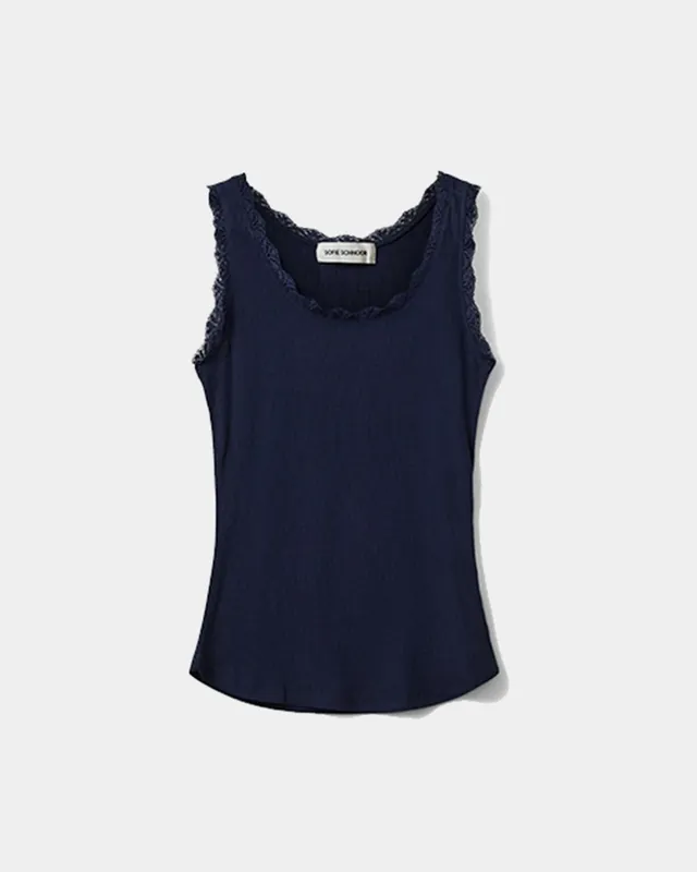 sofie-schnoor-women-ulrikkesw-top-navy-viskose-spitze image 1