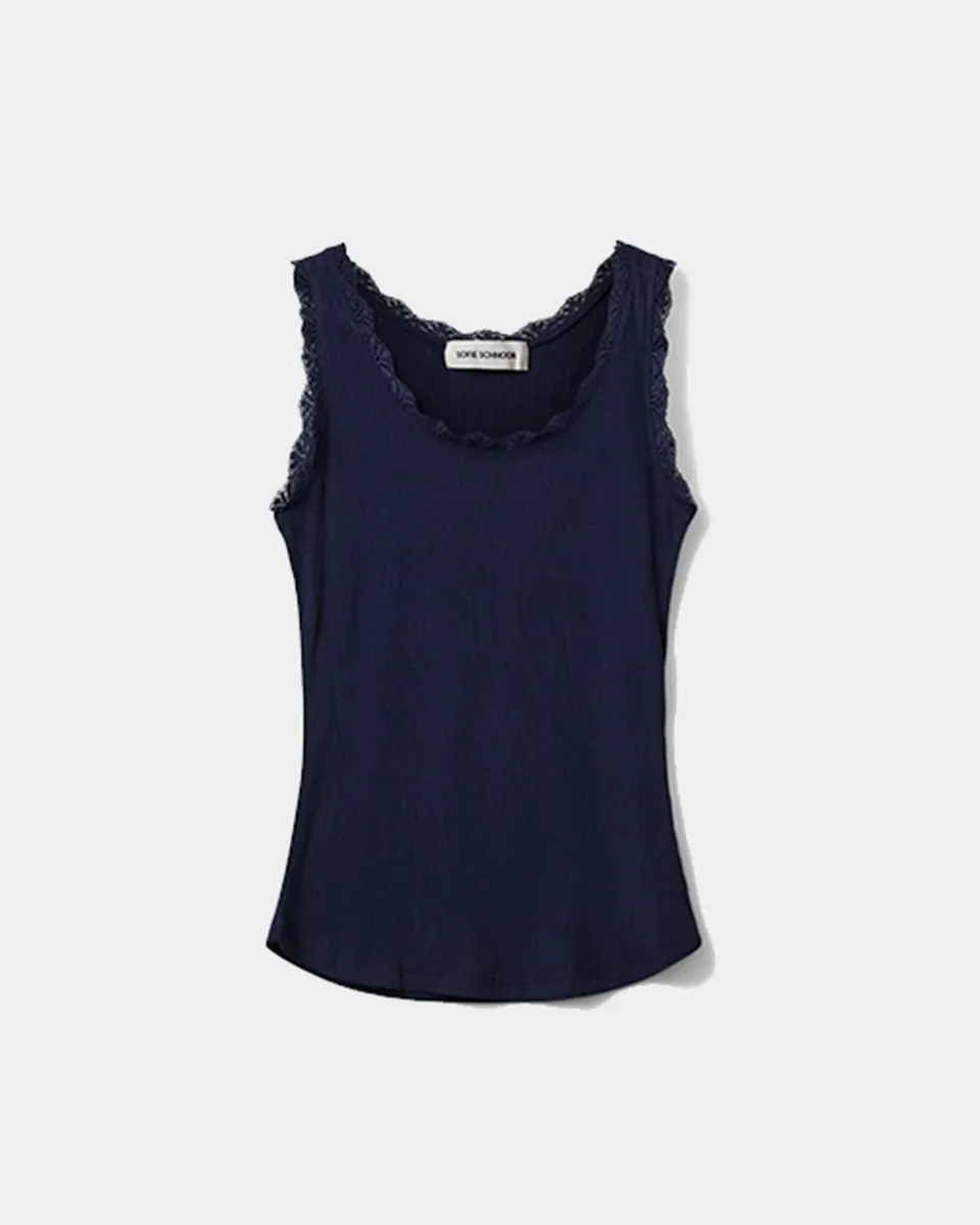 sofie-schnoor-women-ulrikkesw-top-navy-viskose-spitze image 1
