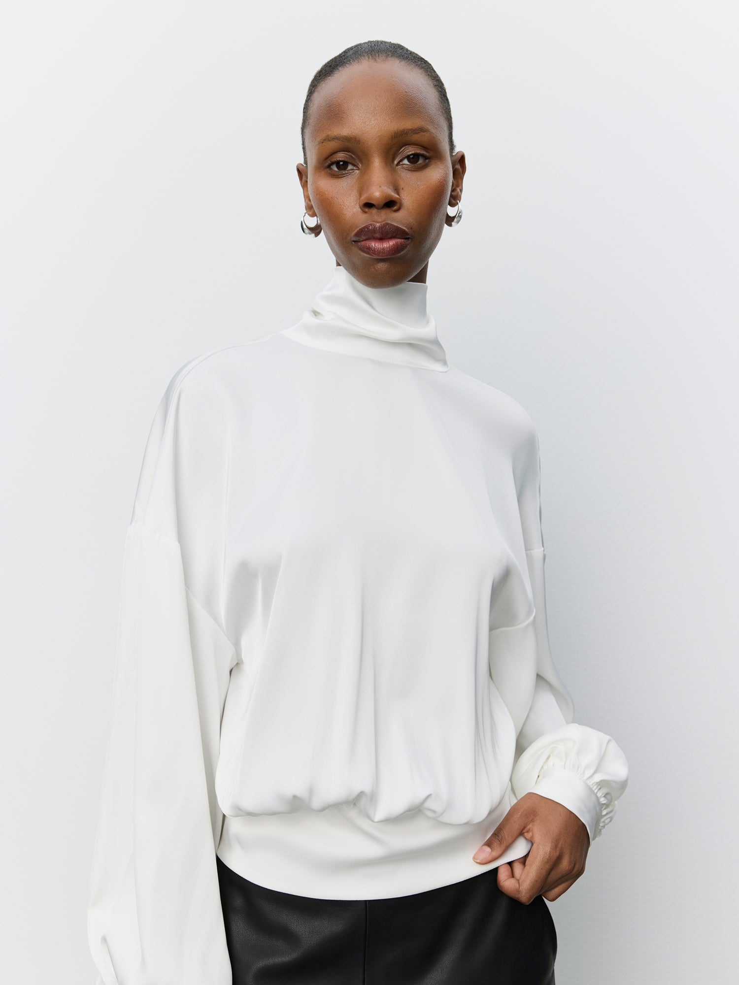 sofie-schnoor-ambersw-satin-bluse-off-white-ballon-rmel image 5