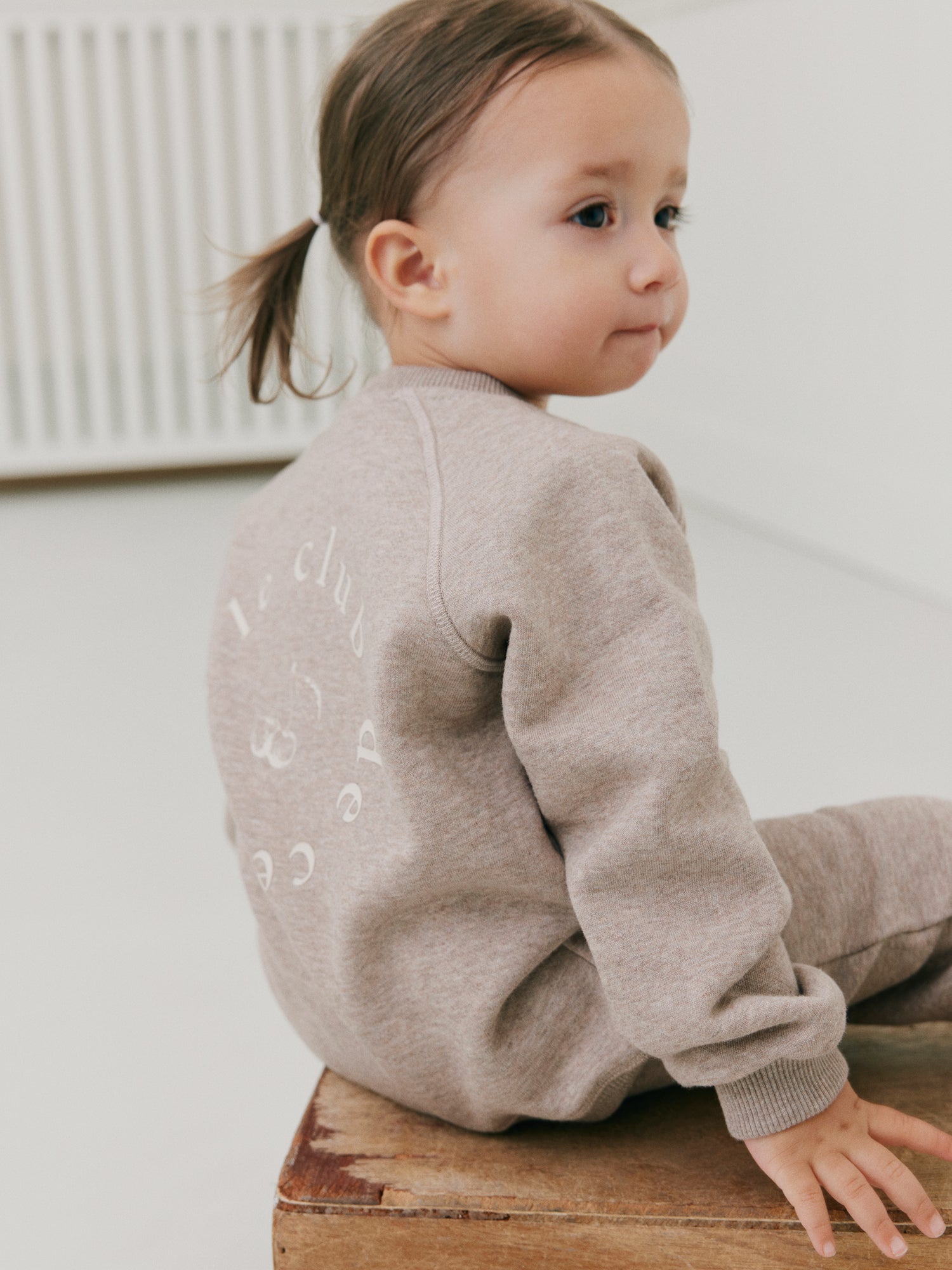 sofie-schnoor-kids-eliskb-sweatshirt-braun-kirschprint image 5
