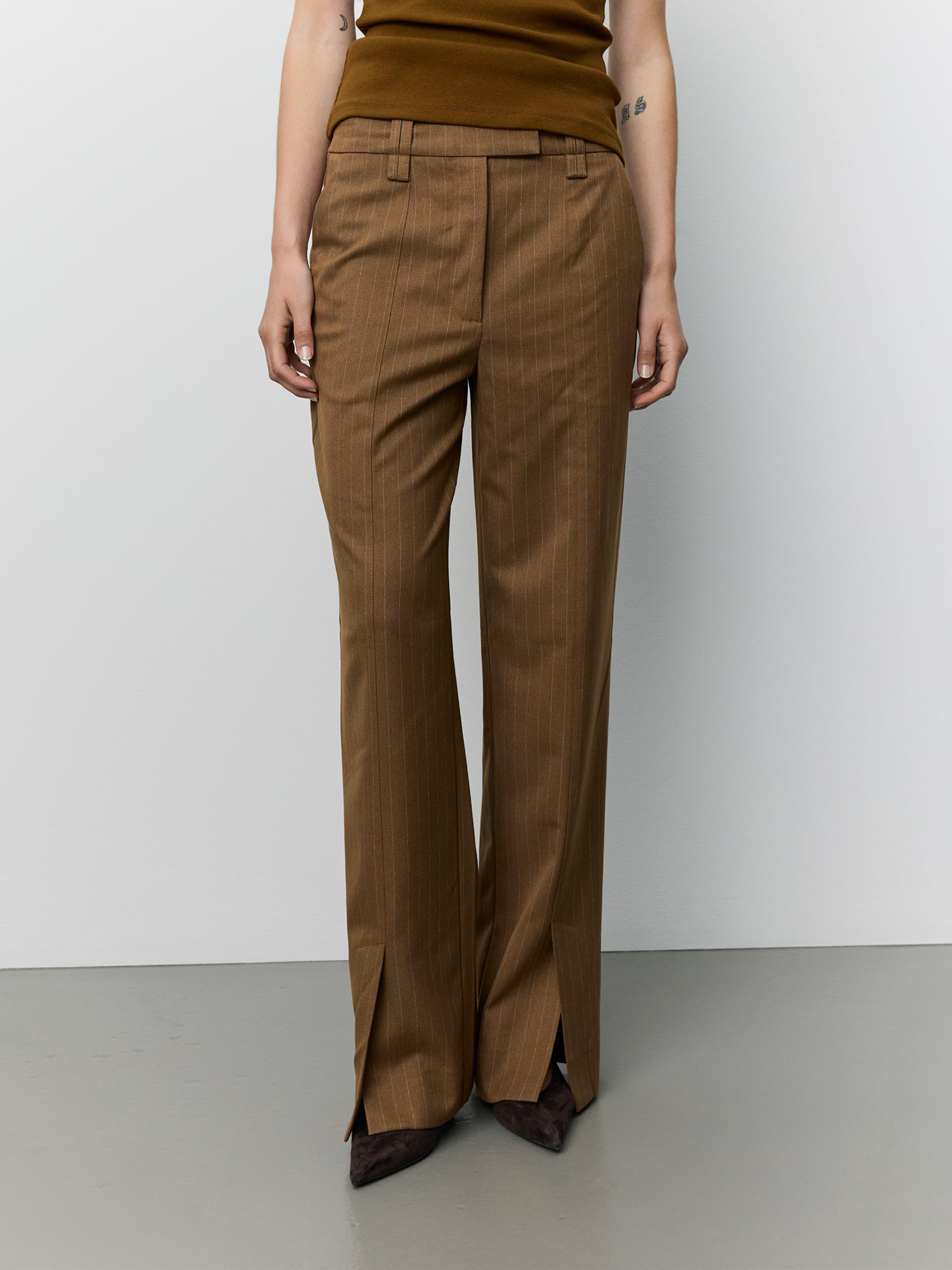 sofie-schnoor-amilasw-hose-maple-brown-nadelstreifen image 5