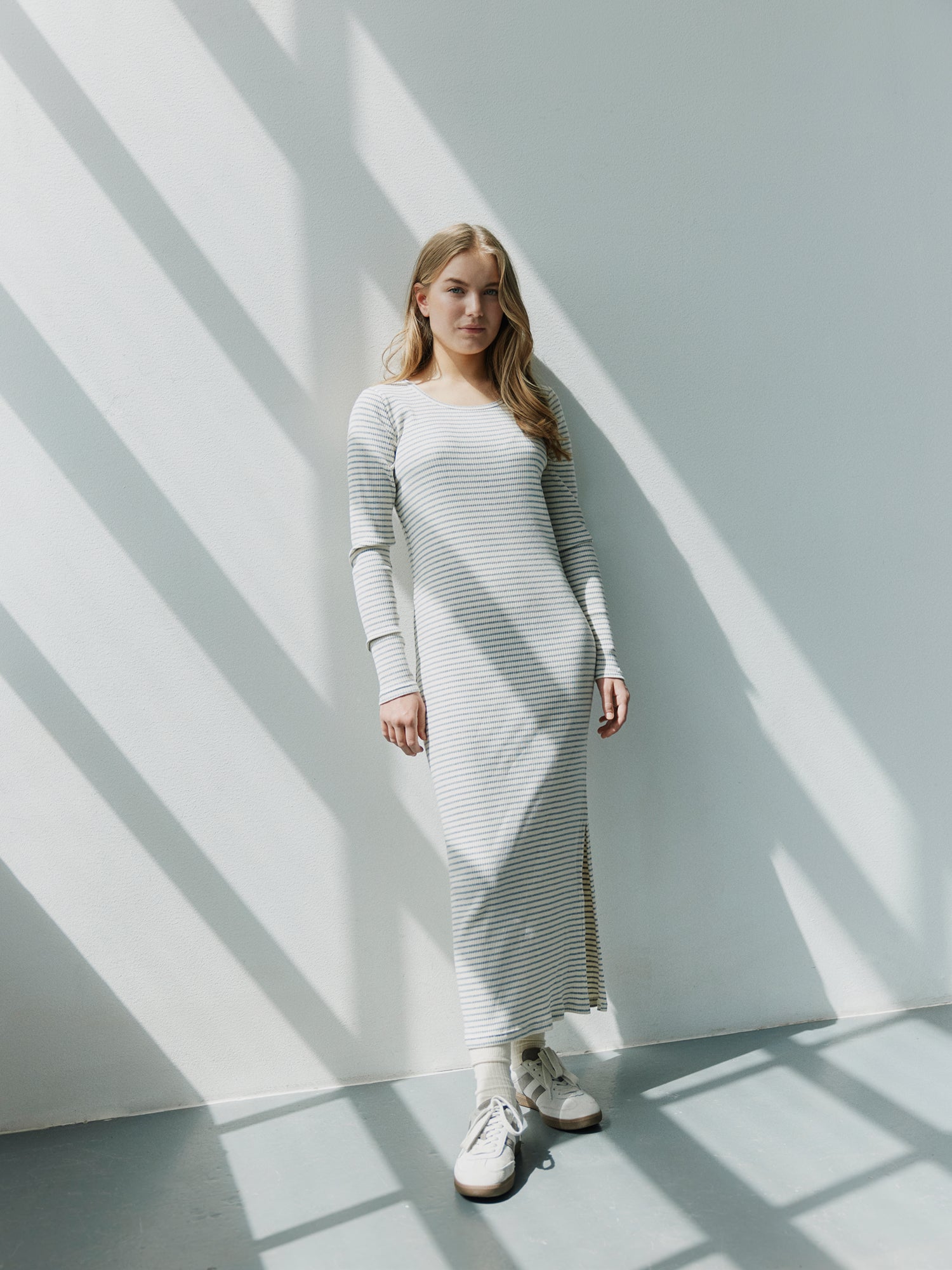 sofie-schnoor-young-facitasy-kleid-grau-gestreift-baumwolle image 4