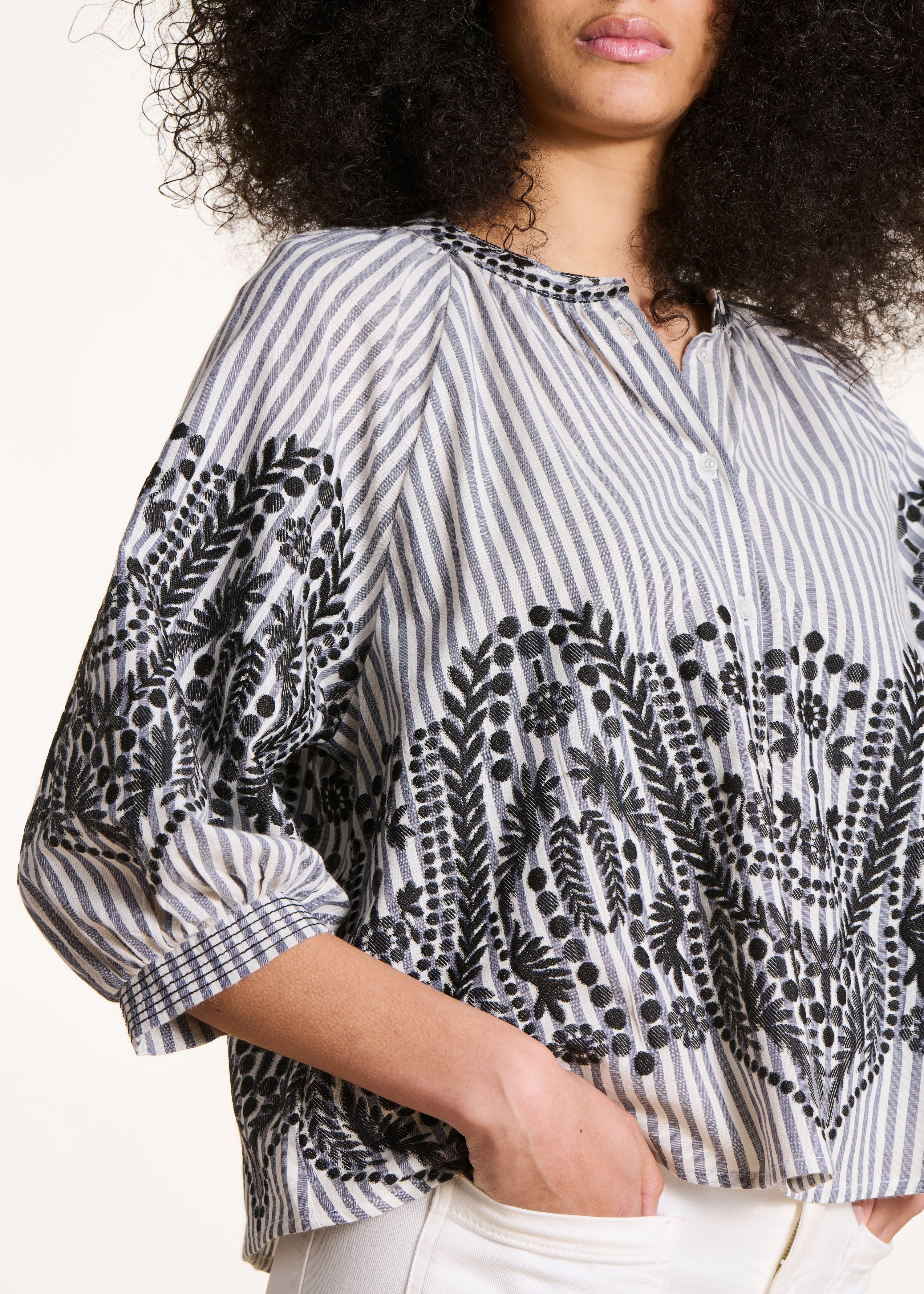 la-f-e-marabout-e-felvia-bluse-schwarz-streifen-jacquard image 5