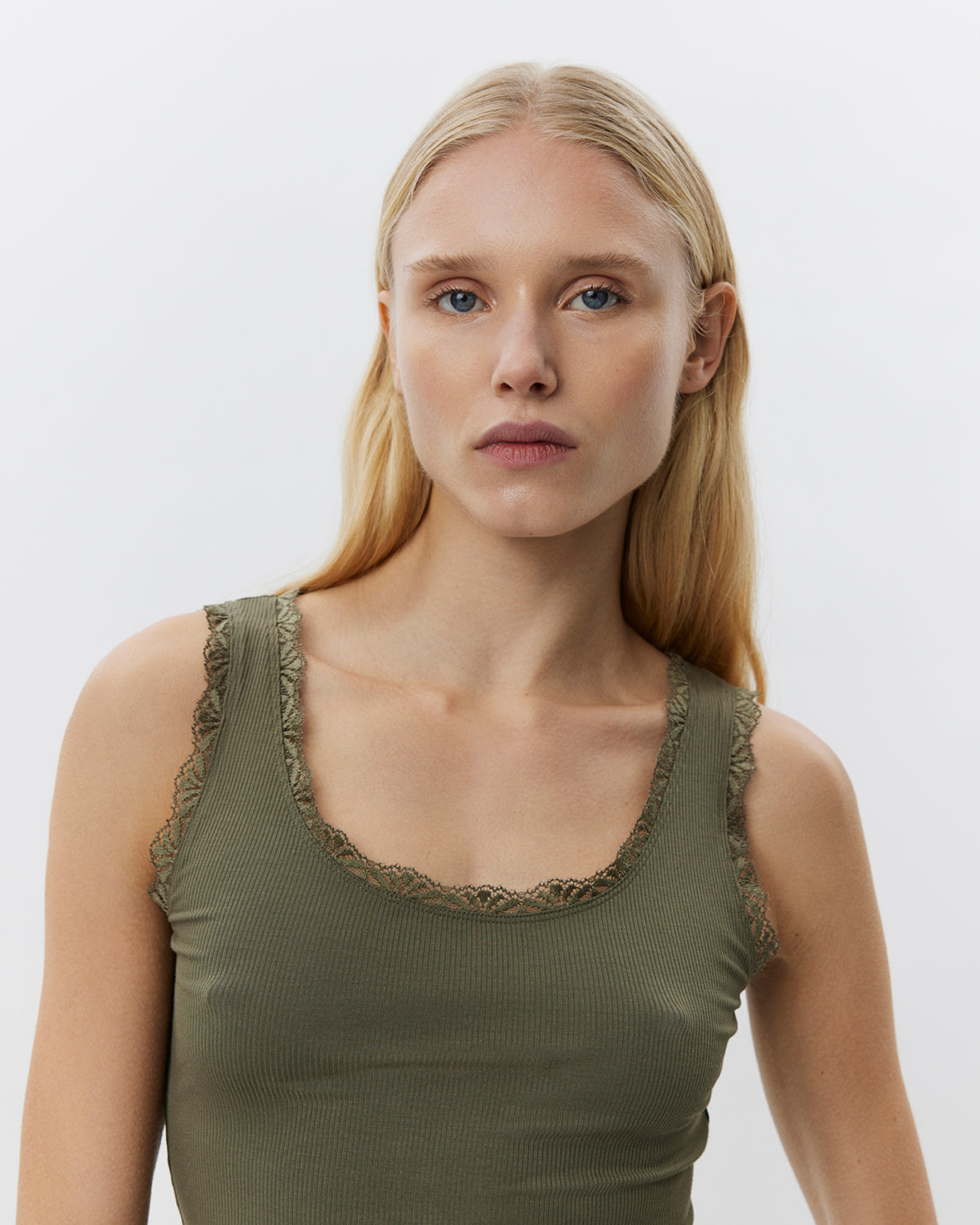 sofie-schnoor-ulrikkesw-snos245-top-army-green-spitze image 3