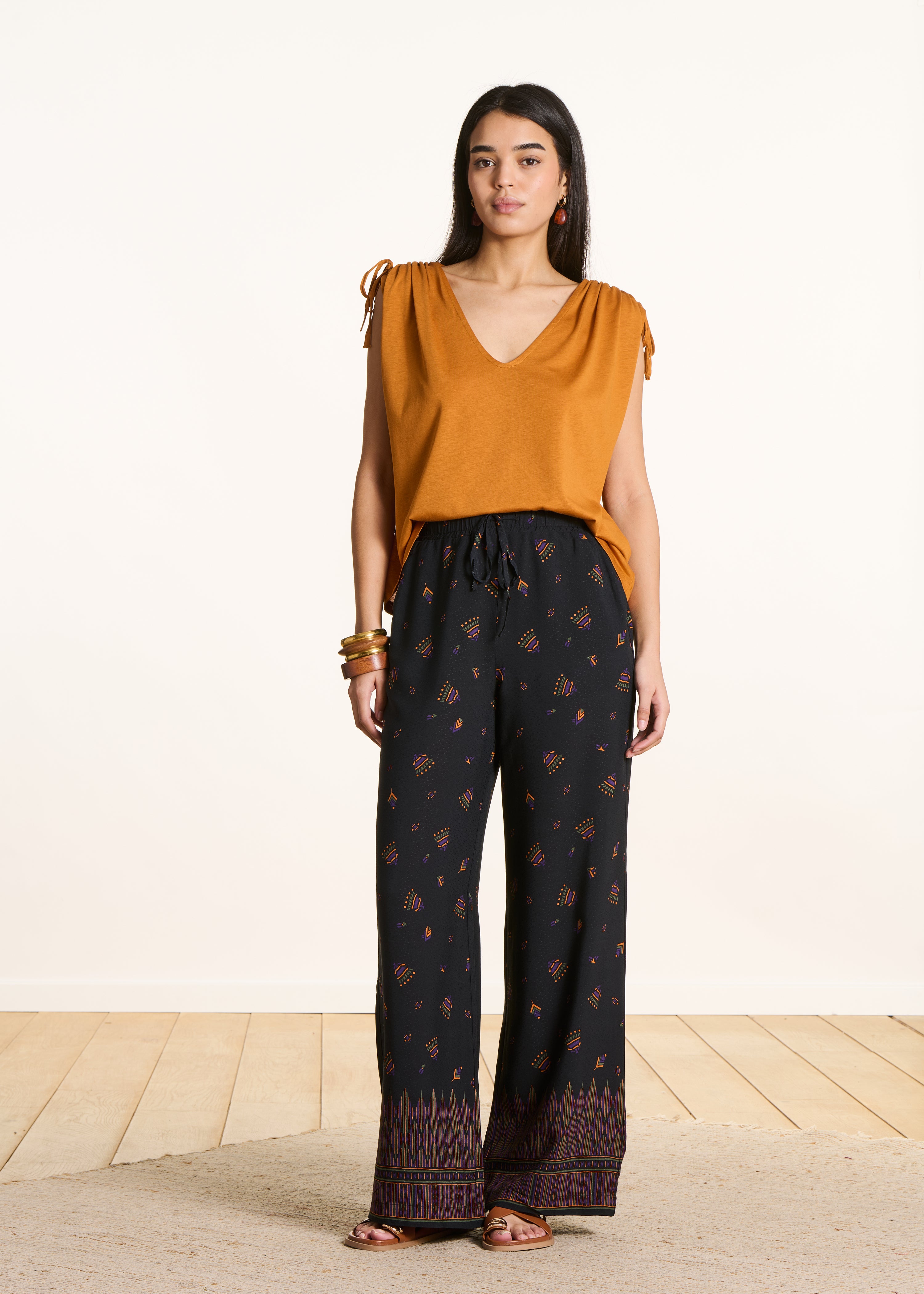 la-f-e-marabout-e-filou-t-shirt-damen-ocker-v-ausschnitt image 2