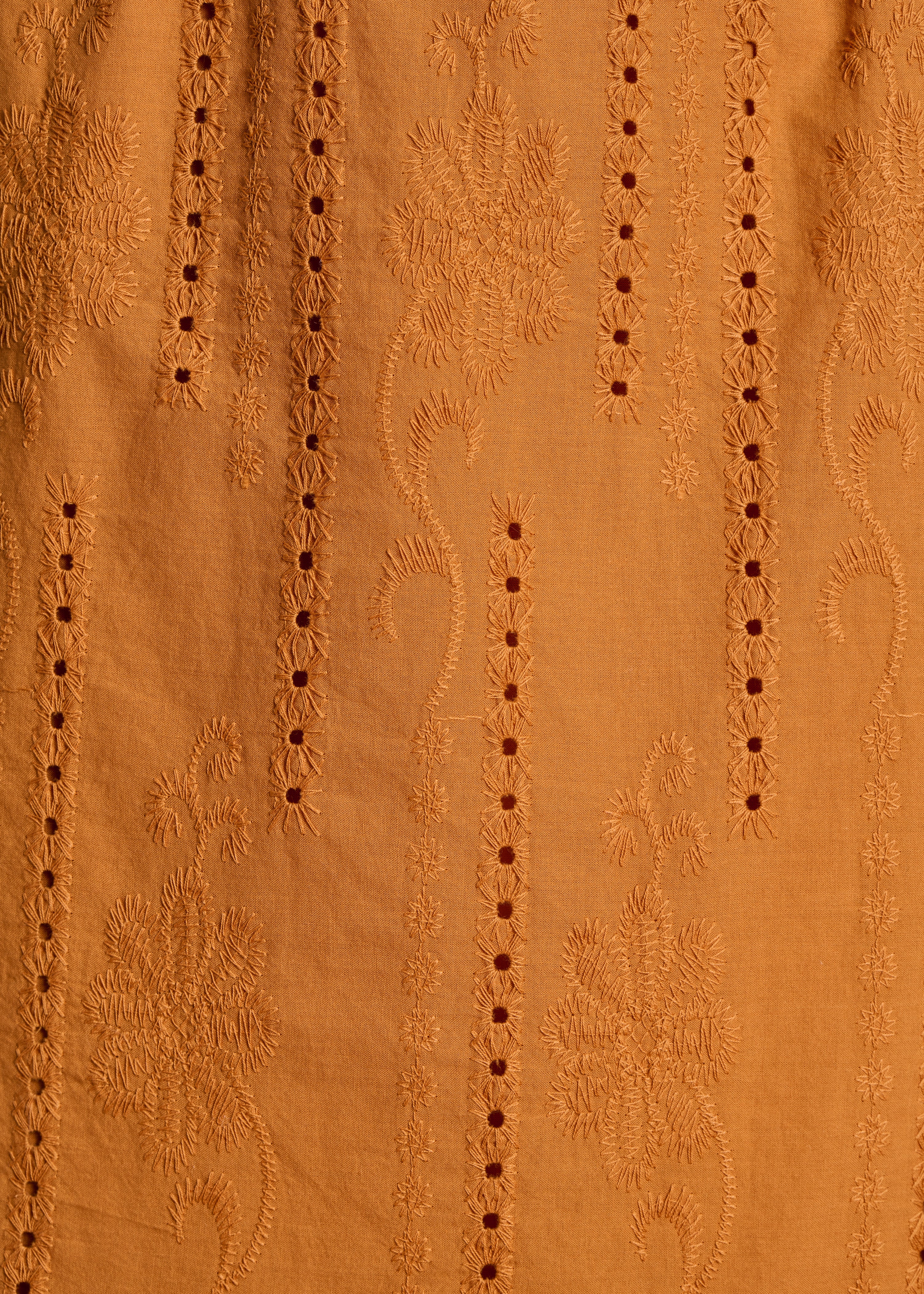 la-f-e-marabout-e-fitou-rock-ocker-broderie-volants image 4