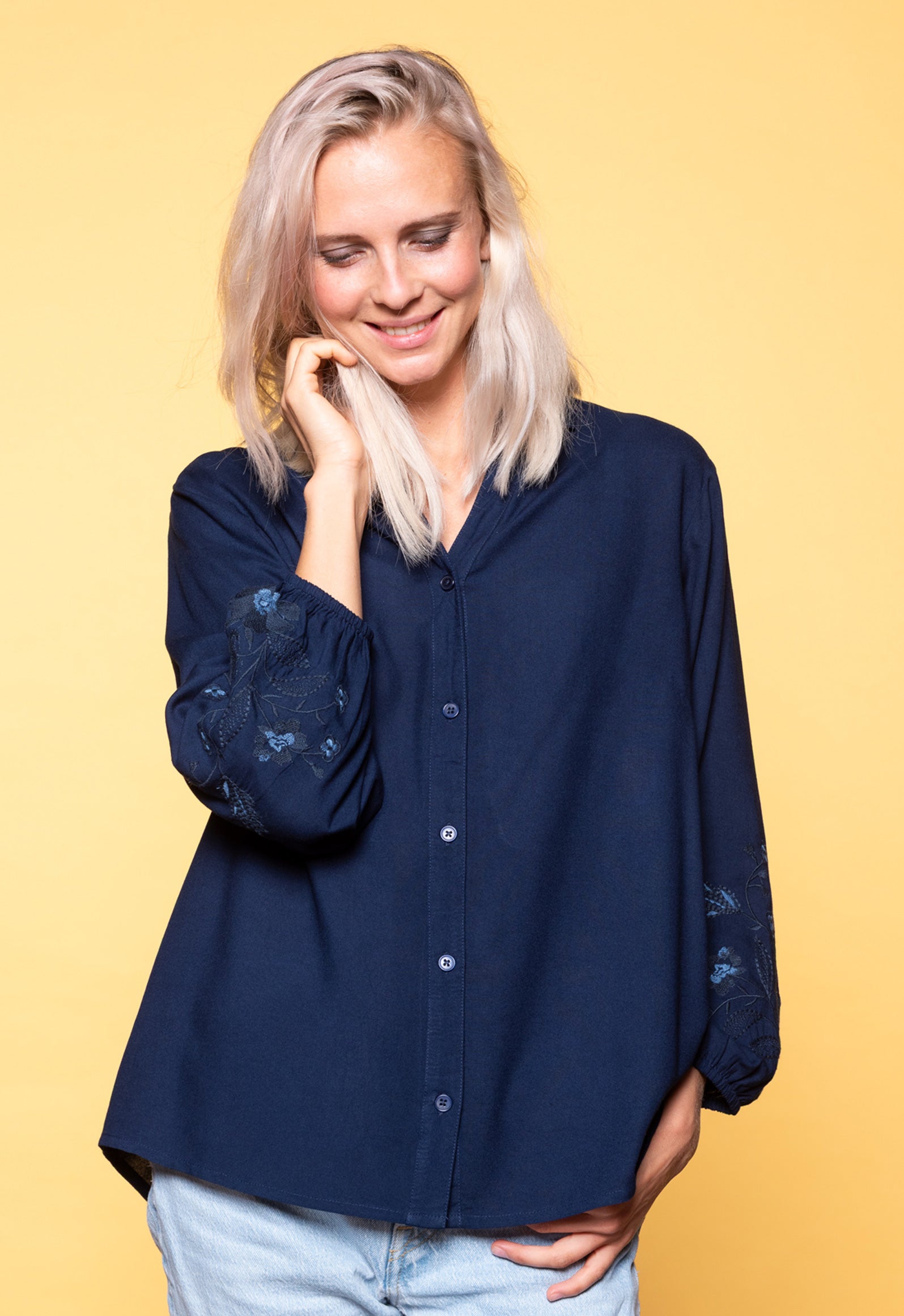 moshiki-s26top-sr5-hemdbluse-stickerei-wei-rayon image 4