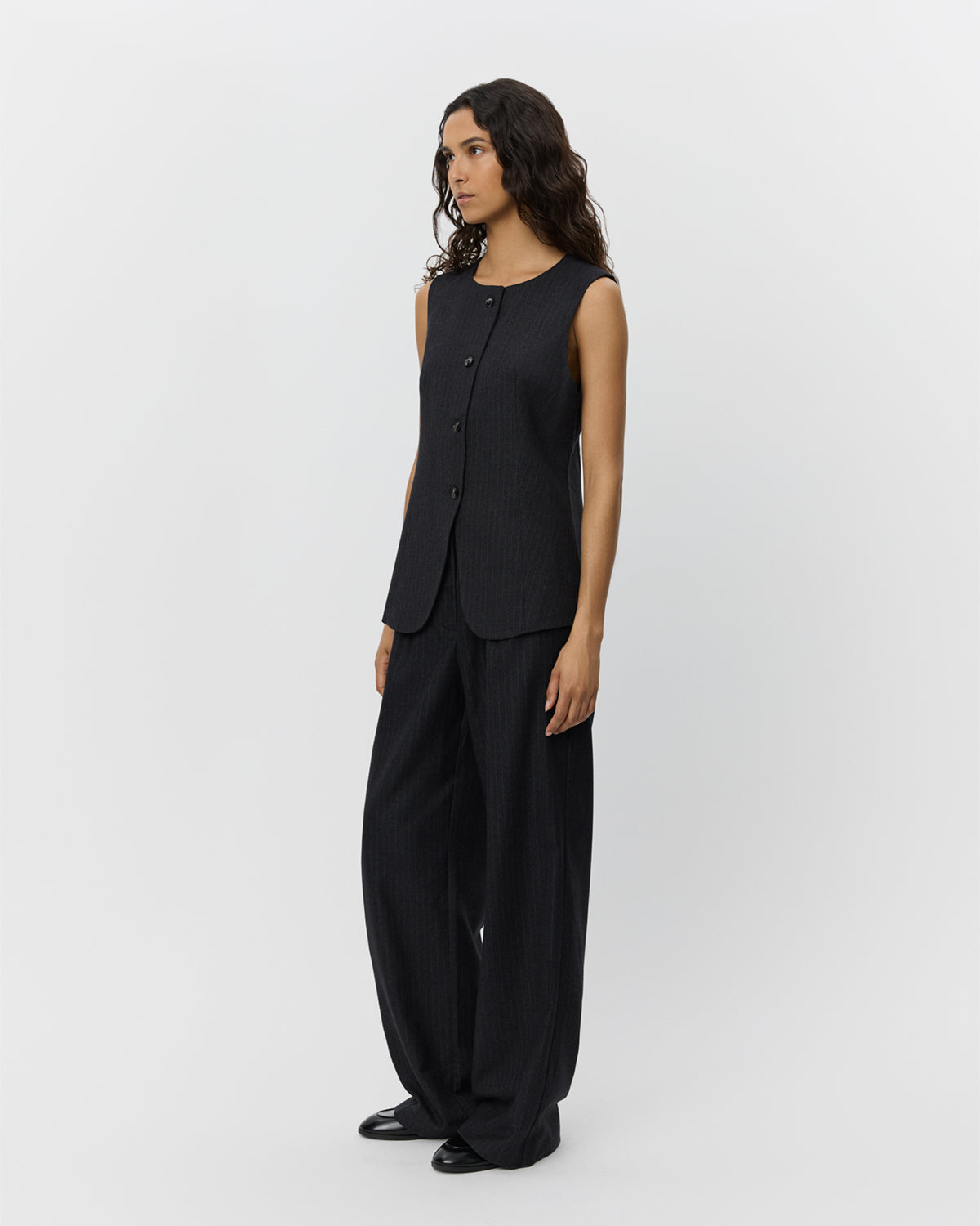 sofie-schnoor-women-merthasw-weste-schwarz-nadelstreifen image 3