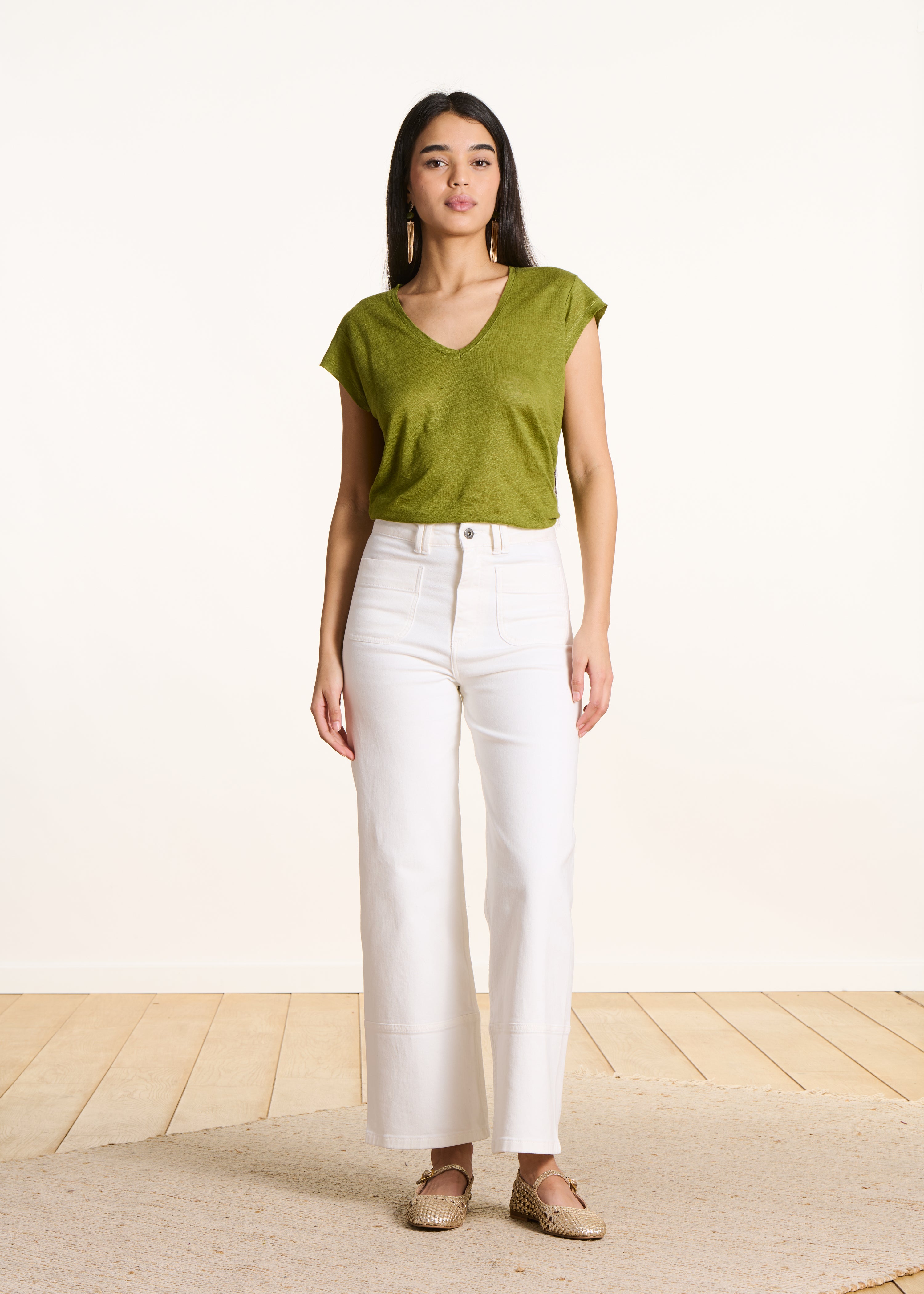 la-f-e-marabout-e-davia-t-shirt-oliv-leinen-v-ausschnitt image 2