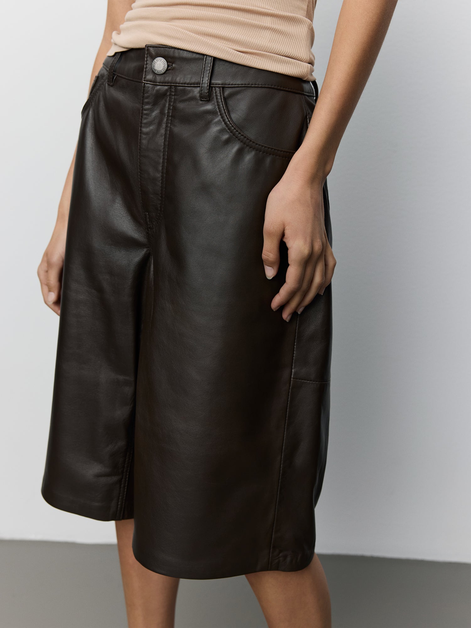 sofie-schnoor-vokesw-ledershorts-damen-dunkelbraun image 6