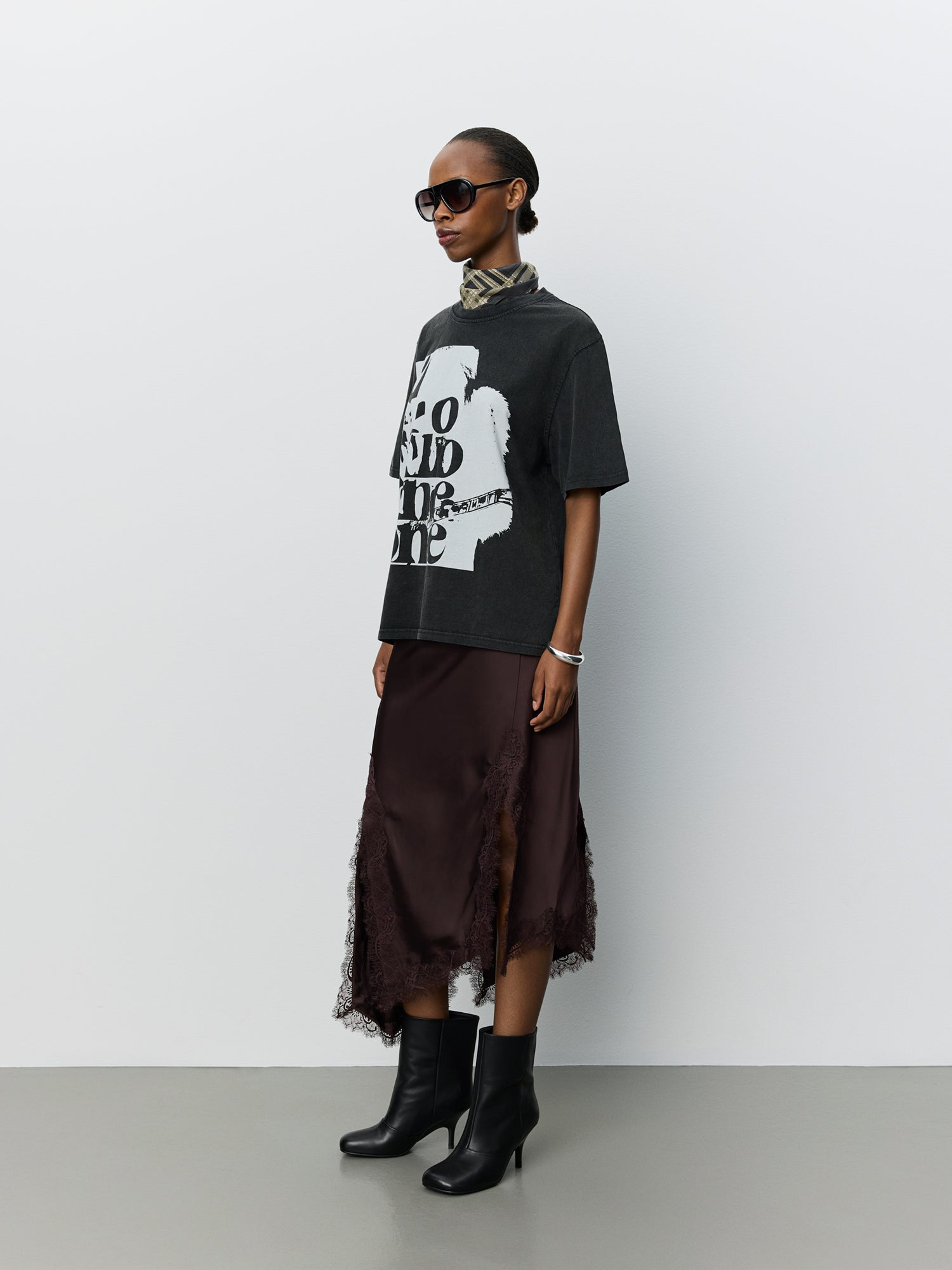sofie-schnoor-women-maesw-oversize-t-shirt-washed-black-baumwolle image 3