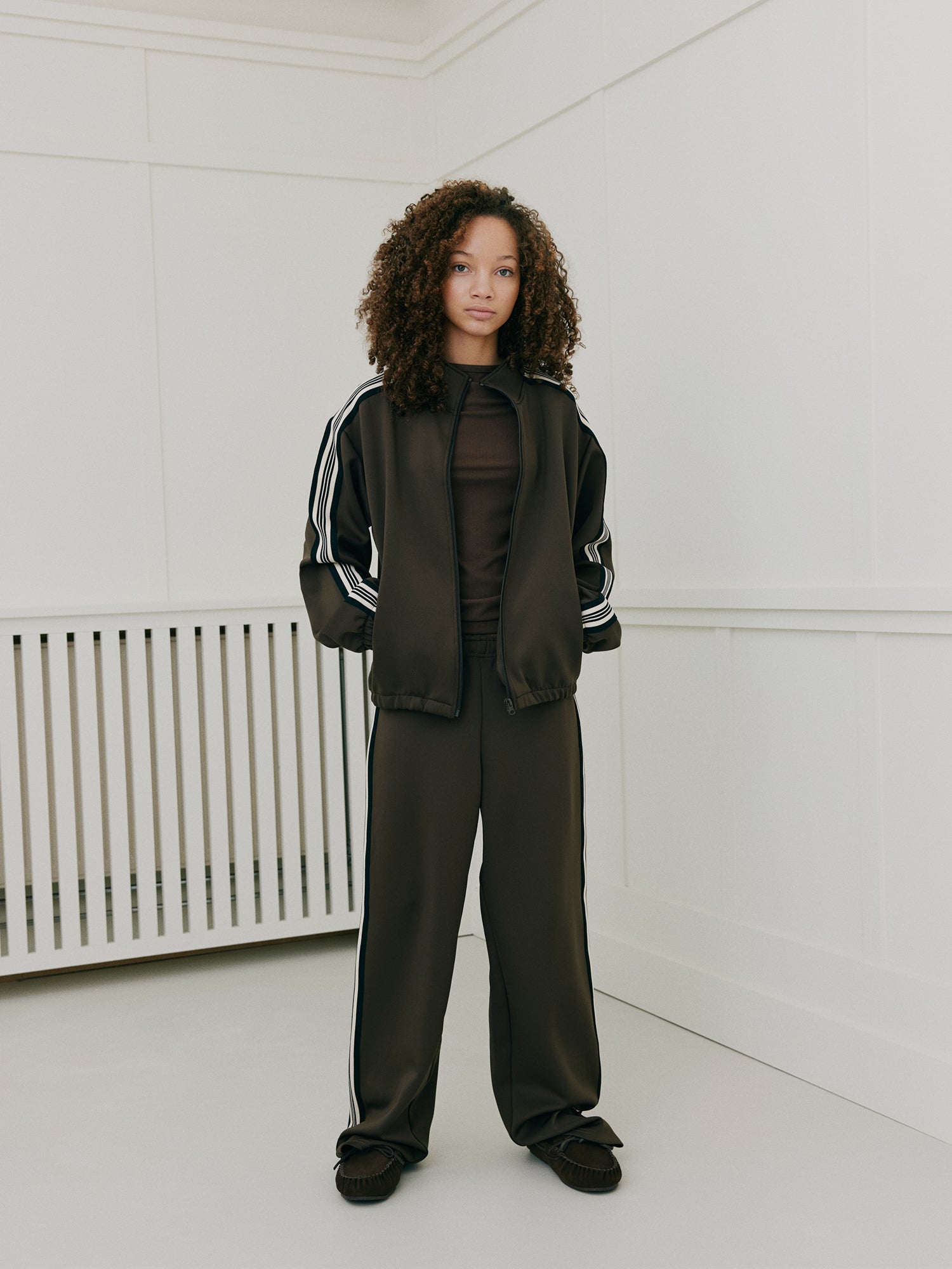 sofie-schnoor-young-barbarsy-trainingsjacke-braun image 2