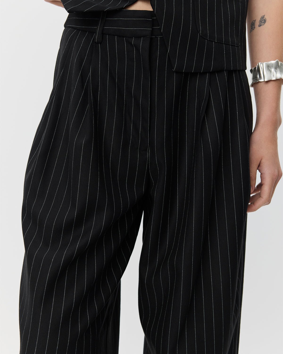 sofie-schnoor-women-carlottasw-hose-wei-schwarz-gestreift-nadelstreifen image 6