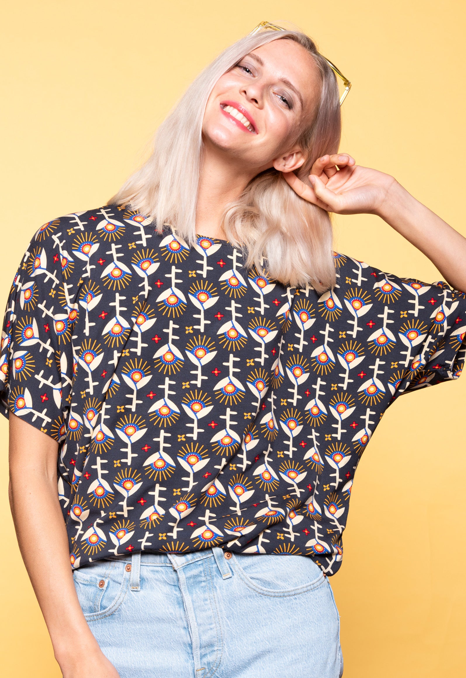 moshiki-dress-i-101-s26top-v2-top-viskose-midnight-sunshine image 1